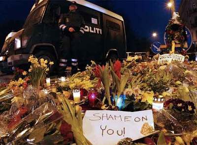Los jóvenes han colocado flores al lado del derruido edificio 'okupa' donde se concentraban.