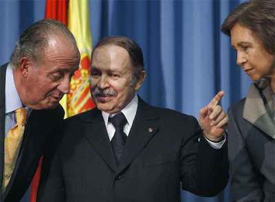 El rey Juan Carlos conversa con el presidente Abdelaziz Buteflika en presencia de la reina Sofía, durante la firma de varios acuerdos bilaterales, en el marco de la visita de Estado a Argelia de los Reyes de España que concluirá el próximo jueves en Orán.