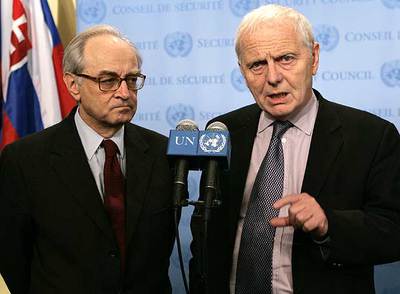 Los embajadores británico, Emyr Jones Parry (derecha), y francés, Jean-Marc de La Sabliere, comparecen ante la prensa este viernes en la sede de Naciones Unidas en Nueva York.