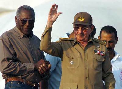 Raúl Castro, y no Fidel, preside el desfile por el 1 de mayo en La Habana