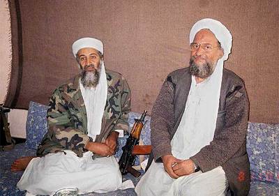 Foto del periódico  Ausaf , tomada en noviembre de 2001, que muestra a Osama bin Laden y a Ayman Al Zawahiri en una localidad de Afganistán.