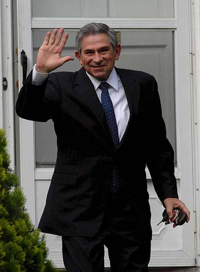 Paul Wolfowitz, a la salida de su casa ayer en Washington