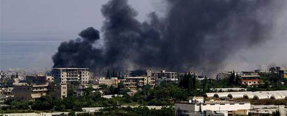 Una columna de humo sale del campo de refugiados de Nahr el Bared, en la ciudad libanesa de Trípoli.