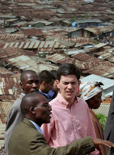 David Miliband, con camisa roja, en una foto de archivo
