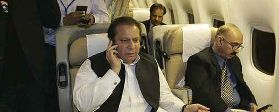 Sharif habla por teléfono en el avión que lo lleva a Islamabad.