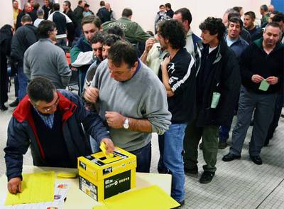 Trabajadores del ferrocarril votan contra la huelga en Bayona.