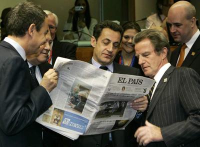 El presidente del Gobierno, José Luis Rodríguez Zapatero, muestra al presidente francés, Nicolas Sarkozy, una fotografía publicada en EL PAÍS 