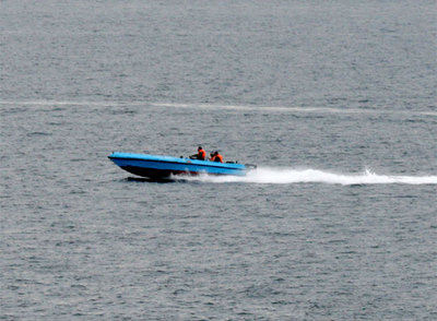 Una de las lanchas iraníes, mientras maniobra en torno a los barcos estadounidenses, en una foto facilitada por la marina de EE UU.