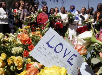 Una nota con la palabra Amor sobre sale entre las flores colocadas en la Esquina de la Libertad de Nairobi, donde ha tenido lugar una manifestación por la paz.