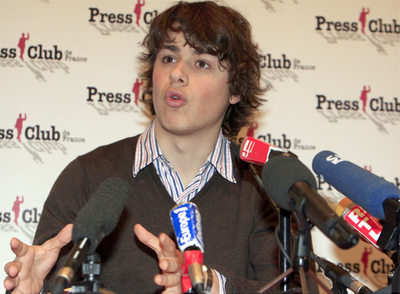 Lorenzo Delloye, hijo de Ingrid Betancourt, durante la rueda de prensa en París.