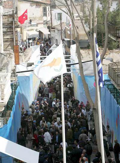 Cientos de personas caminan por la calle Ledra, en Chipre, el día de su apertura.
