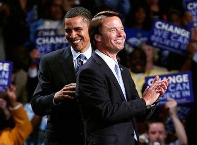 John Edwards (delante) y Barack Obama aplauden al finalizar un mitin en Michigan