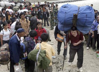 Miles de personas abandonan sus hogares en Sichuan por nuevos temblores y miedo a inundaciones.