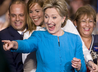 Hillary Clinton saluda a sus seguidores tras conocer su victoria en Puerto Rico.