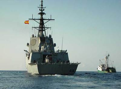 La fragata  Méndez Núñez  escolta al  Playa de Bakio  rumbo a las Seychelles.