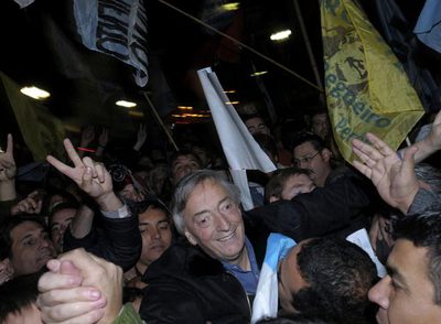 El presidente del Partido Justicialista (peronistas), Néstor Kirchner, en su aparición en la Plaza de Mayo entre los manifestantes que apoyan al Gobierno