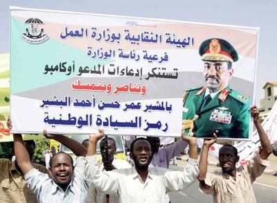 Partidarios del presidente sudanés Omar Al-Basir, en una manifestación de apoyo, el pasado lunes 28 de julio