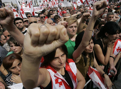 Miles de georgianos congregados a las afueras del Parlamento de Tbilisi para apoyar a su presidente