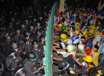 Simpatizantes de la alianza antigubernamental se enfrentan a la Policía en Bangkok.