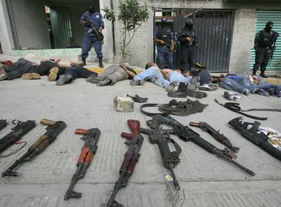 En el operativo, la policía se incautó de 14 armas largas, diez armas cortas, ocho granadas de fragmentación y cerca de 2.000 cartuchos de diversos calibres.