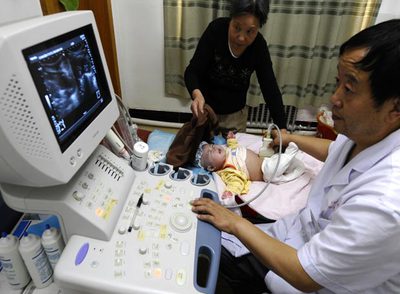 Un doctor explora a una niña de dos años en busca de piedras en el riñón