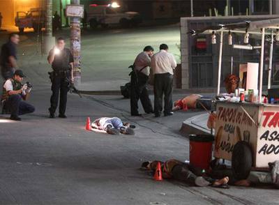 La policía mexicana examina el lugar donde tres personas han muerto acribilladas, en la ciudad de Tijuana