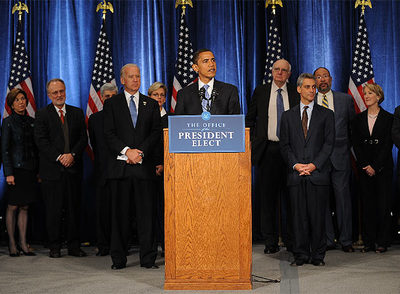 El presidente electo de EE UU, Barack Obama, habla con la prensa en su primera comparecencia ante los medios, esta tarde en Chicago