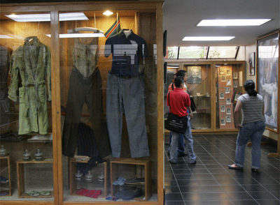 Varios estudiantes visitan una exposición con los objetos personales de los jesuitas asesinados en San Salvador.