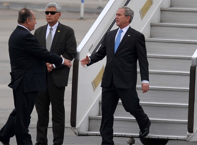 El ministro de Defensa de Perú, Ántero Flores Aráoz, recibe al presidente Bush a su llegada a Lima.