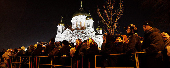 Muchas personas han hecho cola durante siete horas en la madrugada del domingo para visitar la capilla ardiente de Alexis II