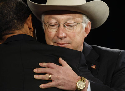 El senador por Colorado, Ken Salazar, abraza a Barack Obama tras ser anunciado como secretario de Interior