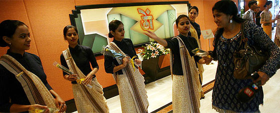 Los empleados del Trident saludan a los primeros turistas que se alojan en hotel tras los atentados