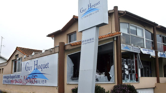 Imagen de la inmobiliaria Guy Hoquet, atacada con un artefacto explosivo.