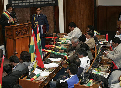 El presidente boliviano, Evo Morales, se dirige a los miembros del Congreso en un discurso sobre sus tres años de gestión