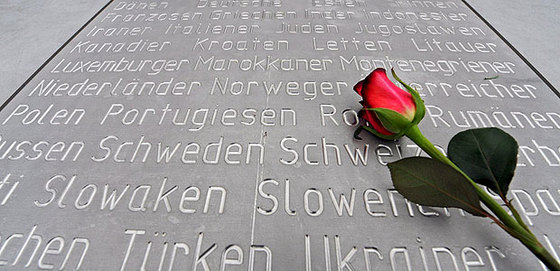 Miles de personas recuerdan hoy el día del Holocausto, en memoria de los millones de personas, la mayoría de ellos judíos que murieron en los campos de concentración nazi