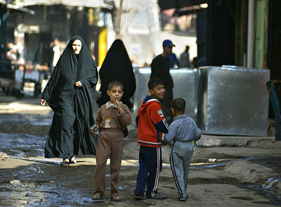Niños iraquíes caminan por una calle del vecindario chií de Abu Saifan de Bagdad