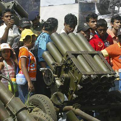 El Ejército cingalés ha hecho gala de su arsenal y armamento capturado en el conflicto con los Tigres Tamiles