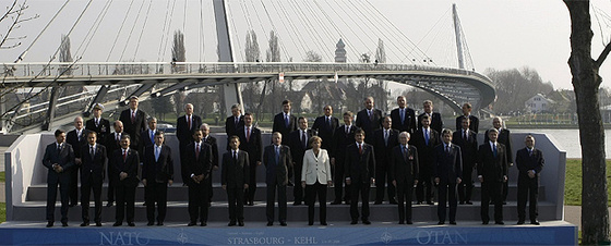 Los líderes de la OTAN posan antes del inicio de la segunda jornada de la cumbre de la OTAN que se celebra en la ciudad francesa de Estrasburgo