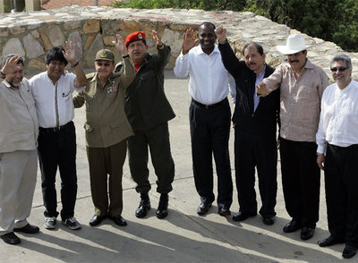 De izquierda a derecha: Ralph Gonsalves, Evo Morales, Raul Castro, Hugo Chavez, Roosevelt Skerrit, Daniel Ortega, Manuel Zelaya y Fernando Lugo, ayer en Cumana, Venezuela.