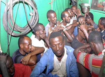 Los piratas somalíes detenidos por la fragata portuguesa 'Corte Real' esperan a ser liberados después de haber intentado abordar un barco petrolero en el Golfo de Adén