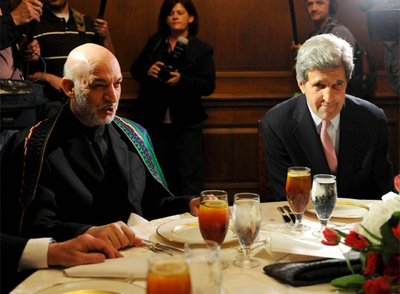 El senador estadounidense y presidente del Comité de Relaciones Exteriores de EE UU, John Kerry, en un almuerzo junto al presidente afgano, el jueves en Washington.