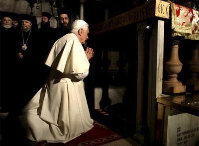 FOTOGALERIA: Benedicto XVI reza en el Calvario