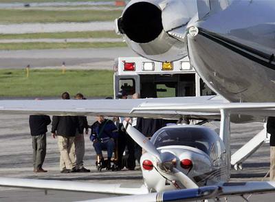 Demjanjuk es ayudado a subir al avión en el que se disponía a abandonar EE UU.