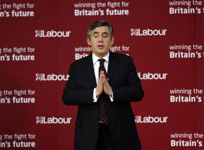 En el lanzamiento de la campaña electoral, Brown ha intentado atemorizar a los votantes dispuestos a votar por partidos eurocépticos