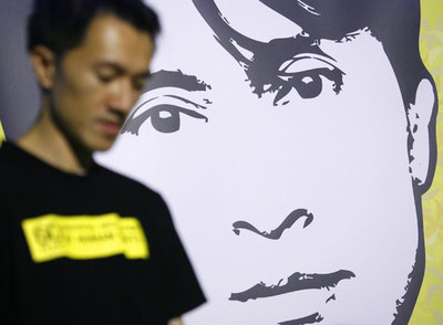 Un activista pro derechos humanos, durante una vigilia por la premio Nobel birmana celebrada en Taipei