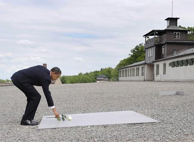 FOTOGALERIA: Barack Obama deja una rosa frente a la puerta del campo de concentración de Buchenwald.