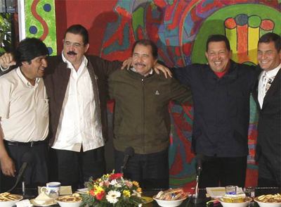 De izquierda a derecha, el boliviano Morales, el hondureño Zelaya, el nicaragüense Ortega, el venezolano Chávez y el ecuatoriano Correa.