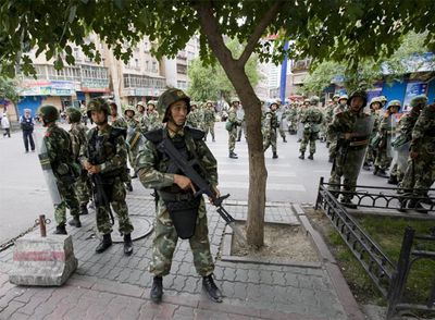 Soldados chinos patrullan las calles de un vecindario uigur en Urumqi.