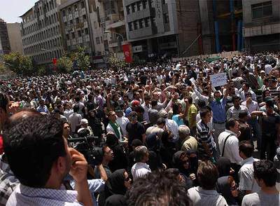 Manifestantes a favor del reformista Musaví recorren las calles de Teherán.