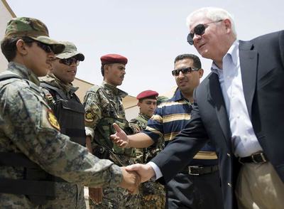 El secretario de Defensa de EE UU, Robert Gates, saluda a soldados iraquíes en Tallil